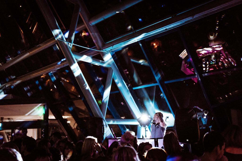 Hochzeitsfeier: DJ eMPi legt in einer modernen Eventlocation in Nürnberg auf, Lichtshow im Hintergrund