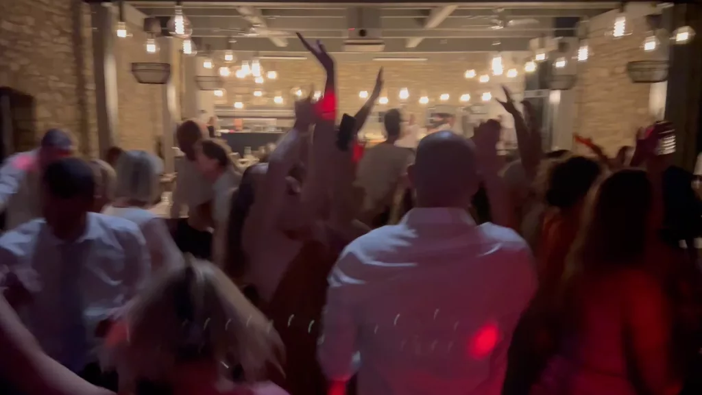 DJ Party auf einer Hochzeit mit feiernden Gästen