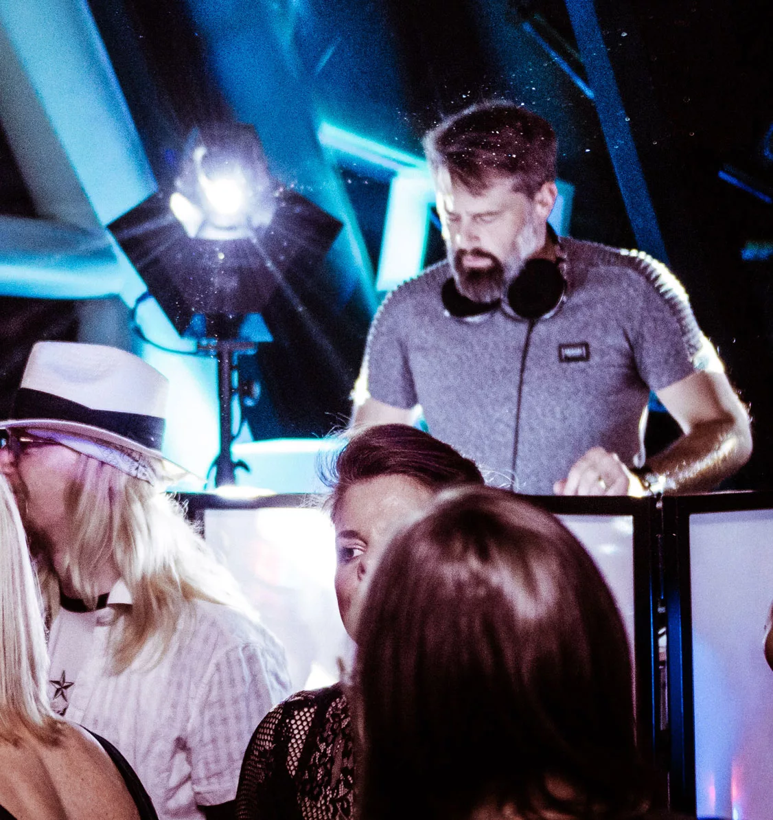 DJ auf er Bühne vor tanzenden Menschen in Fürth