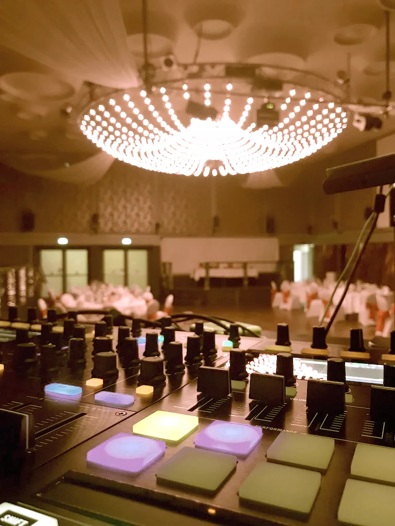 parks-controller DJ Technik und Kronleuchter im Parks in Nürnberg